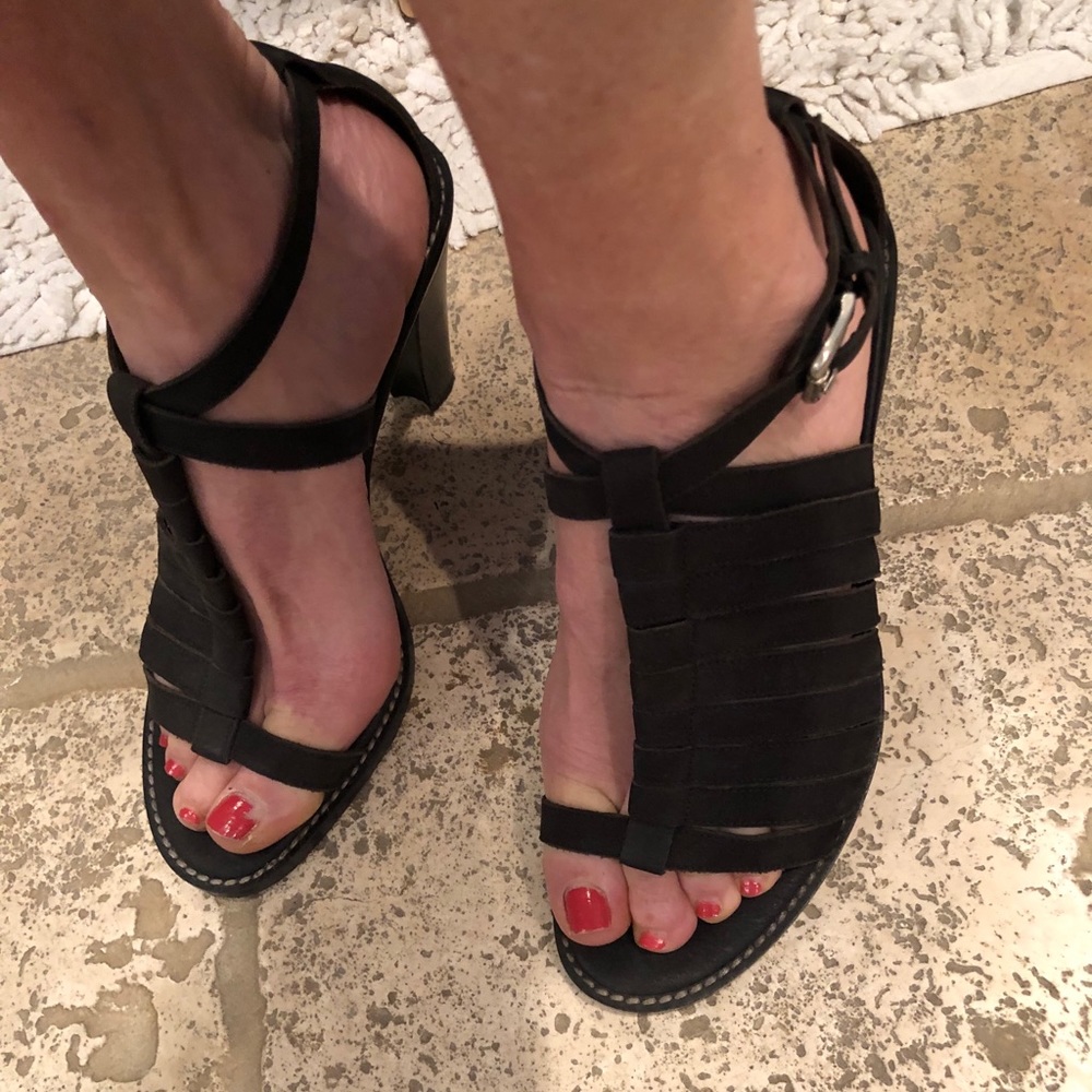 Beautiful Donald Pliner leather sandals
